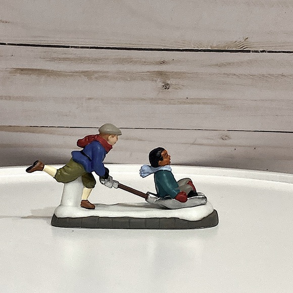 DEPARTMENT 56 - Shoveling Fun - Heritage Village - Christmas in the City - Picture 1 of 9